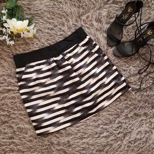 Gap Black & White Patterned Skirt w/ Zip Up Back